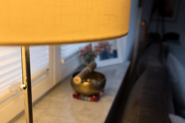 Fensterbank mit Klangschale Psychotherapie Köln Fensterbank mit Klangschale in der Psychotherapiepraxis Köln